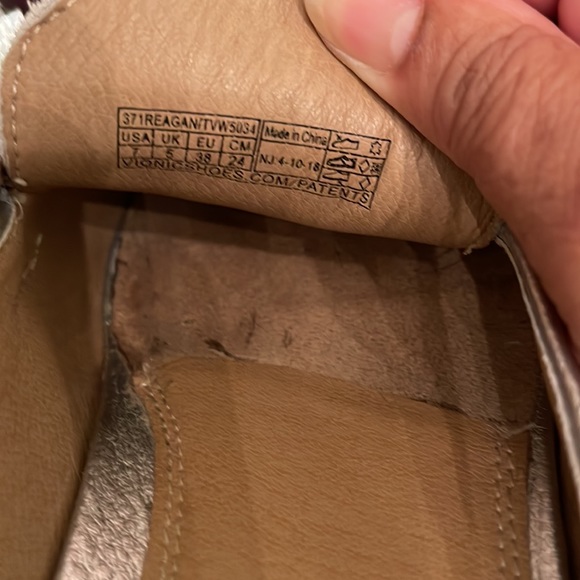 Vionic size7 woman shoe color silver with tassel. Pre owned condition great. - Picture 5 of 8